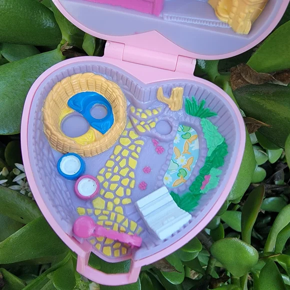 Vintage 90's Polly Pocket Heart-Shaped Pink House Garden Playset - Picture 3 of 7